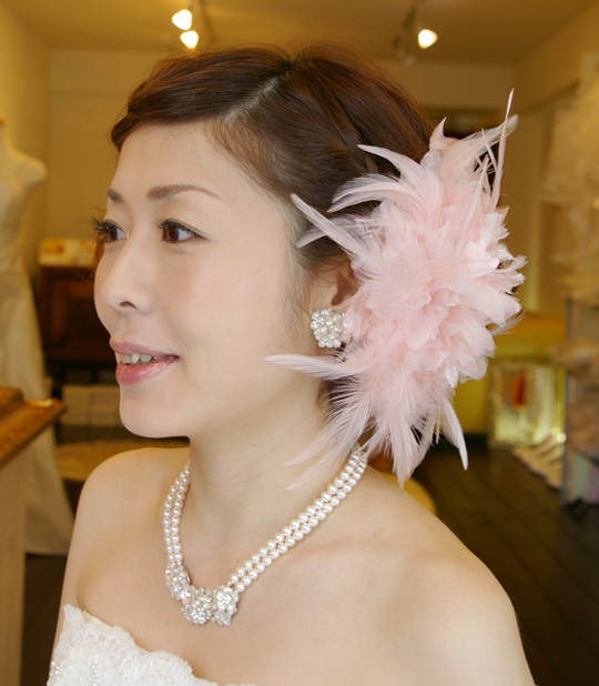 ブライダルコサージュ ウエディングコサージュ 花嫁 花嫁の髪型ヘアスタイル、コサージュの付け位置 アレンジもご提案しています。 